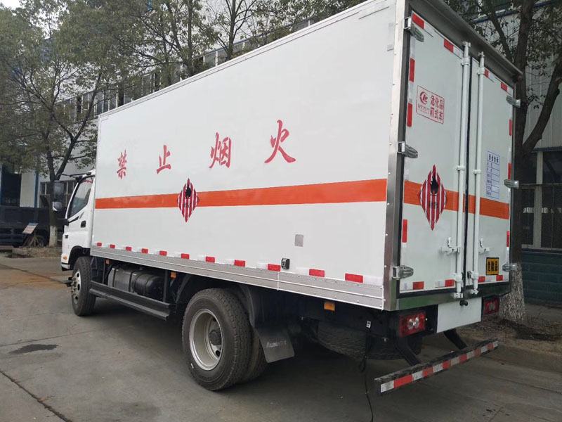 福田5.1米(6.7噸)易燃固體廂式車(chē)