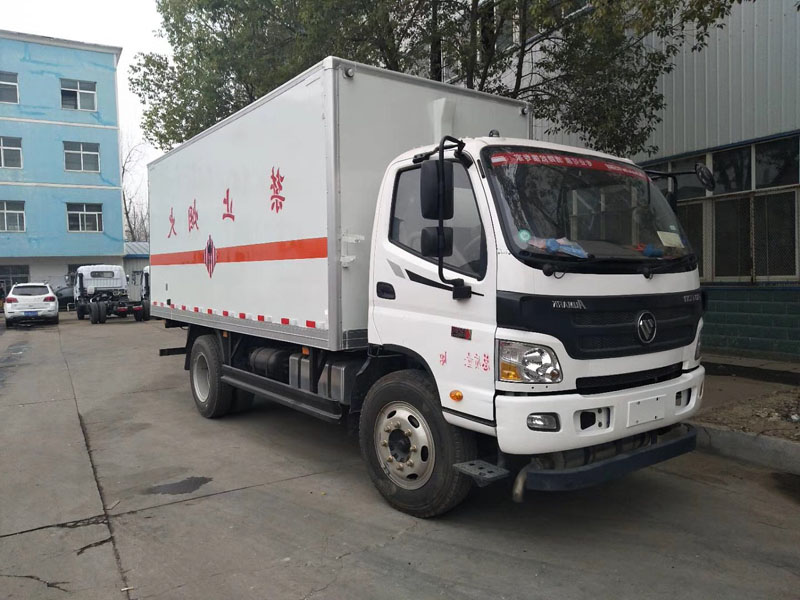 福田5.1米(6.7噸)易燃固體廂式車(chē)