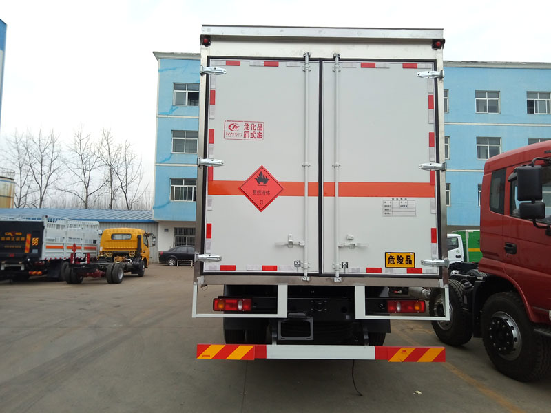 東風(fēng)天錦8.6米(14.8噸)液體廂式車