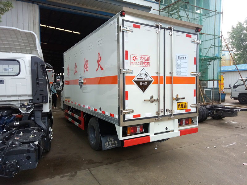 江鈴4.2米(2.6噸)腐蝕品廂式車(chē)