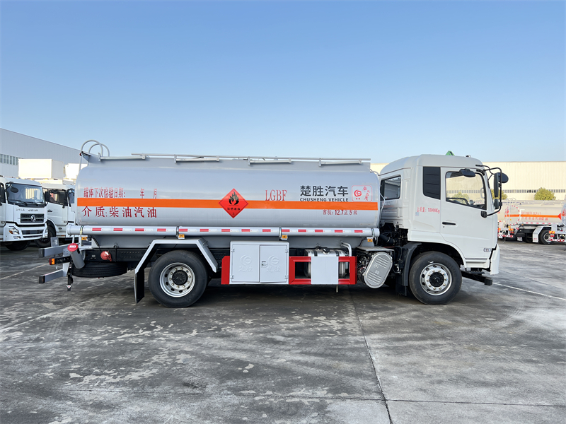天錦12.7方油罐車(chē)