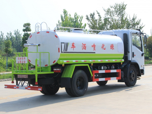 國六東風(fēng)大福瑞卡9.2噸灑水車 聯(lián)系人: 陳華慶
