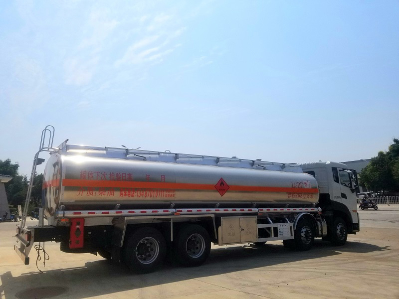 國(guó)六東風(fēng)天龍前四后八油罐車