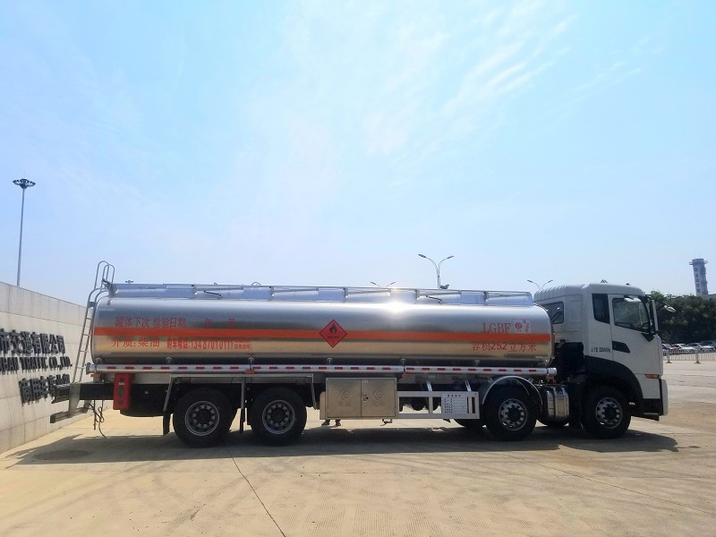 國(guó)六東風(fēng)天龍前四后八油罐車