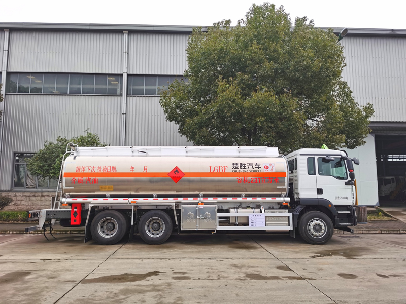 國(guó)六重汽汕德卡后八輪油罐車