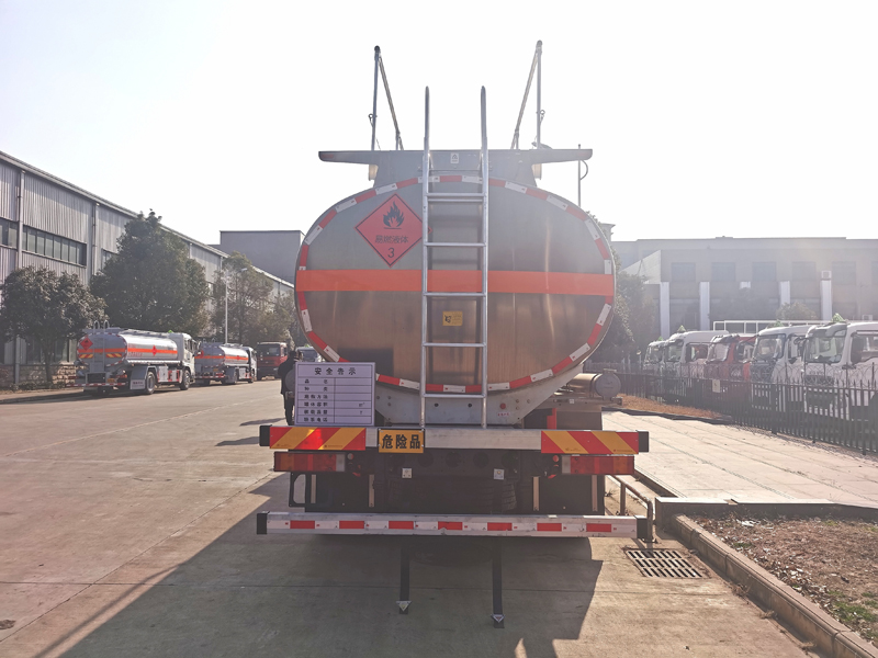 國六天龍后八輪油罐車